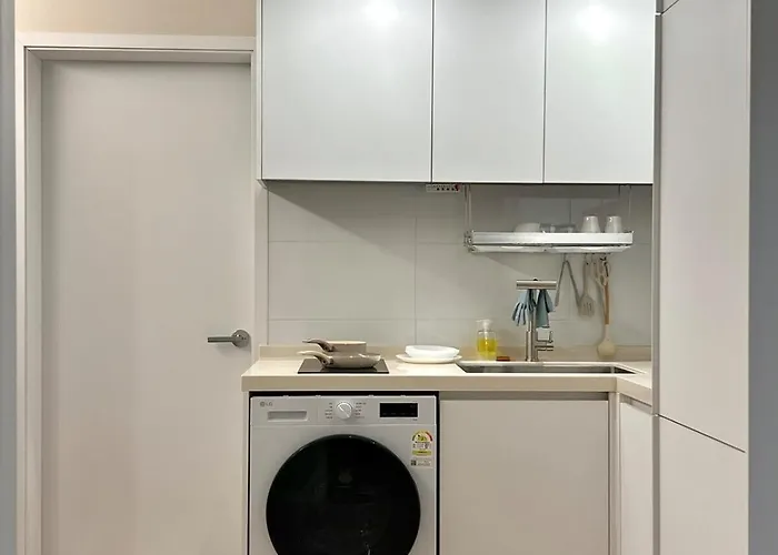 301 Newly Opened Yeonnam, Hongdae 5 Minutes Airport Bus Yeonhui Private 4-person Wood-finished, Bright Space *