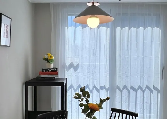 301 Newly Opened Yeonnam, Hongdae 5 Minutes Airport Bus Yeonhui Private 4-person Wood-finished, Bright Space *