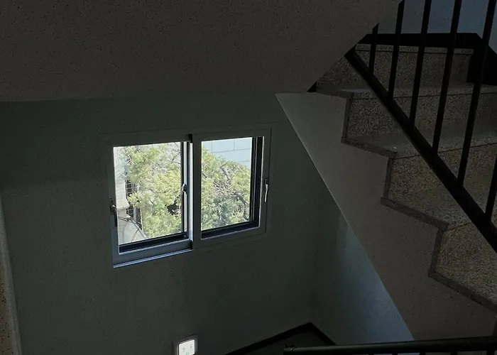 301 Newly Opened Yeonnam, Hongdae 5 Minutes Airport Bus Yeonhui Private 4-person Wood-finished, Bright Space