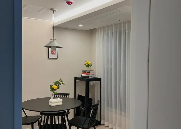 301 Newly Opened Yeonnam, Hongdae 5 Minutes Airport Bus Yeonhui Private 4-person Wood-finished, Bright Space Séoul