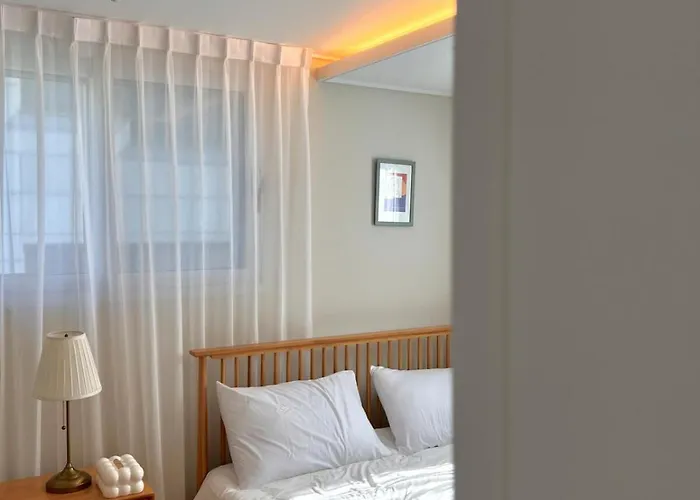 301 Newly Opened Yeonnam, Hongdae 5 Minutes Airport Bus Yeonhui Private 4-person Wood-finished, Bright Space *