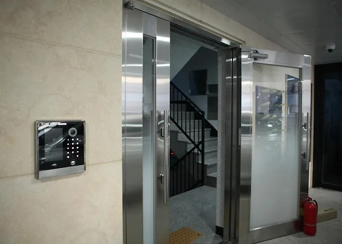 301 Newly Opened Yeonnam, Hongdae 5 Minutes Airport Bus Yeonhui Private 4-person Wood-finished, Bright Space *