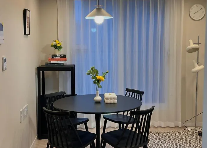 301 Newly Opened Yeonnam, Hongdae 5 Minutes Airport Bus Yeonhui Private 4-person Wood-finished, Bright Space *