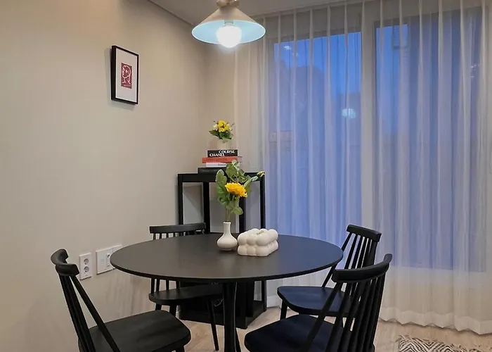 301 Newly Opened Yeonnam, Hongdae 5 Minutes Airport Bus Yeonhui Private 4-person Wood-finished, Bright Space Appartement