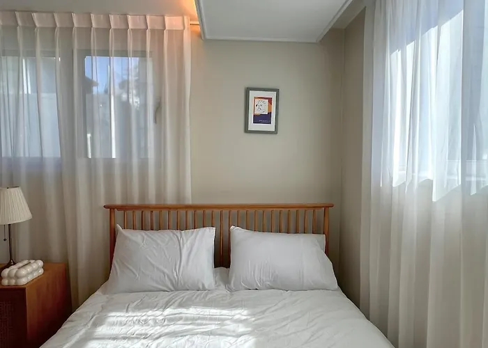 301 Newly Opened Yeonnam, Hongdae 5 Minutes Airport Bus Yeonhui Private 4-person Wood-finished, Bright Space *