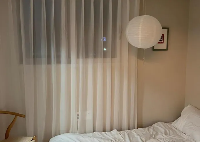 301 Newly Opened Yeonnam, Hongdae 5 Minutes Airport Bus Yeonhui Private 4-person Wood-finished, Bright Space *